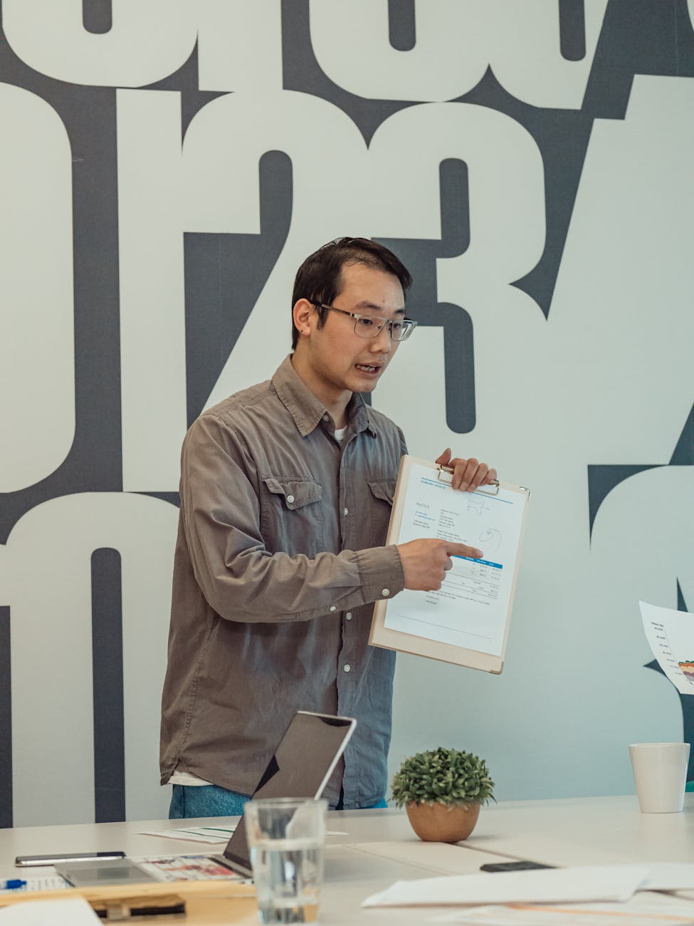 man in gray long sleeve discussing at work